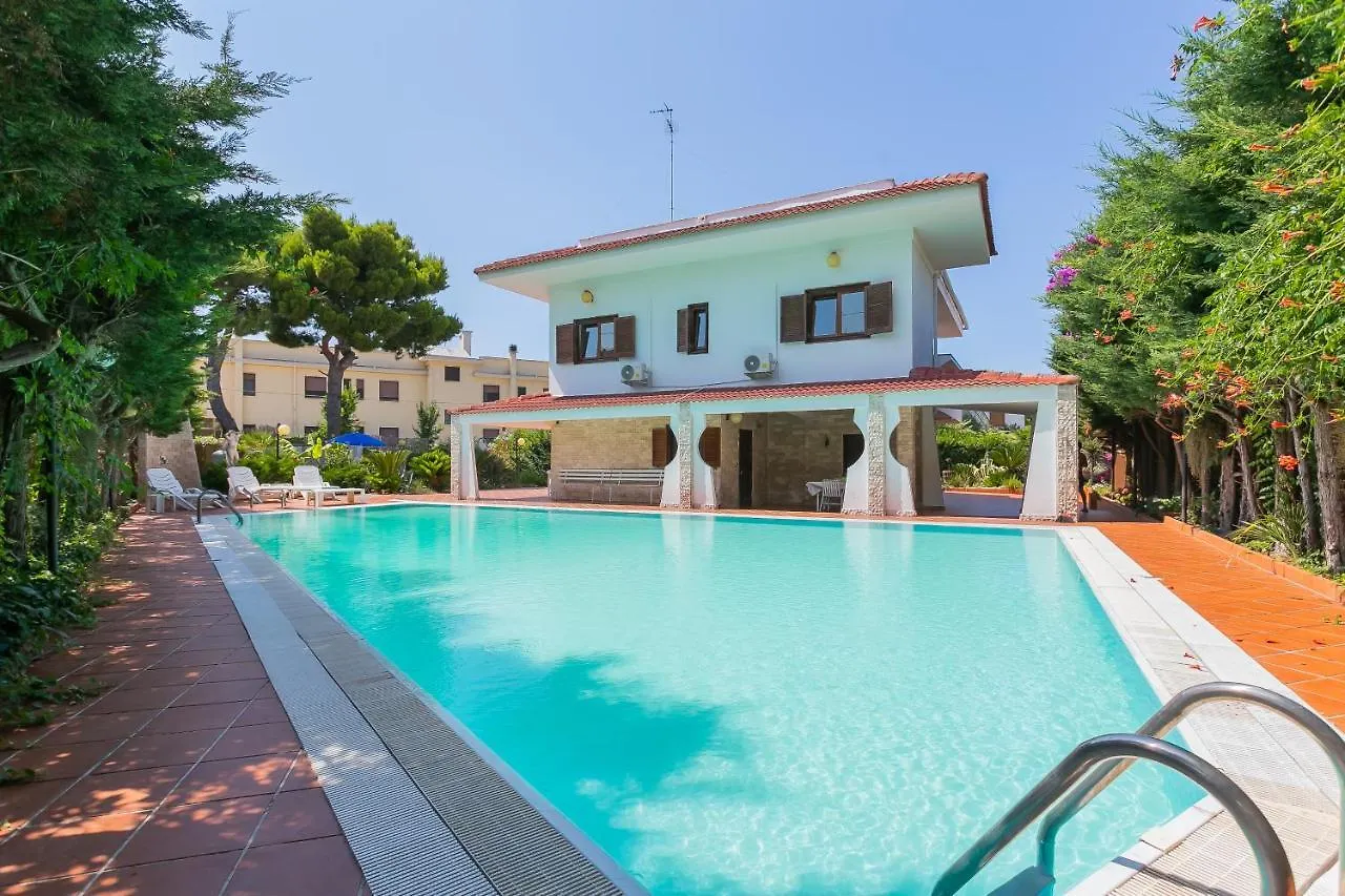 B&B Ville Giapponesi Con Piscina E Spiaggia Privata Giovinazzo Italy