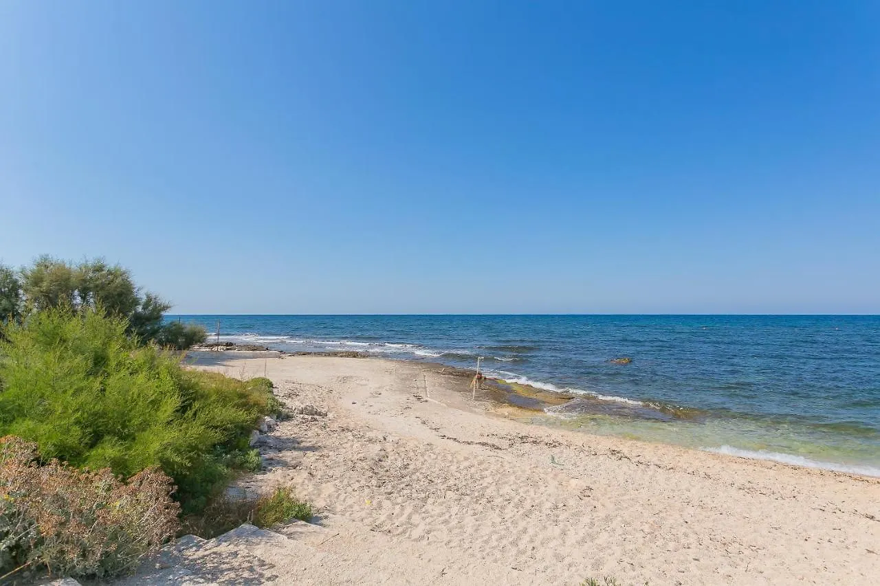 B&B Ville Giapponesi Con Piscina E Spiaggia Privata Giovinazzo 0*,  Italy